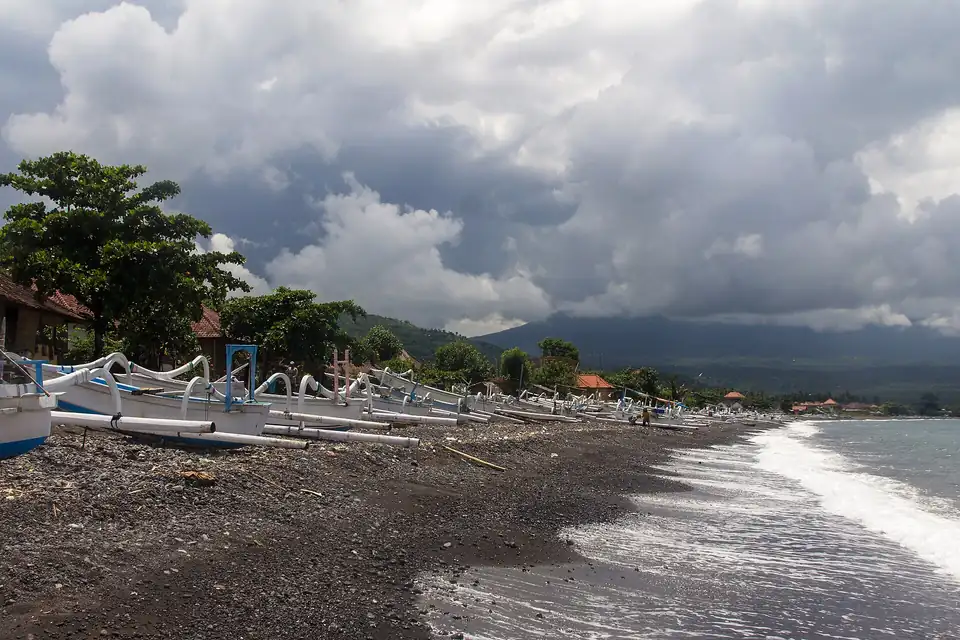 Jukung outriggers pulled up on Amed beach