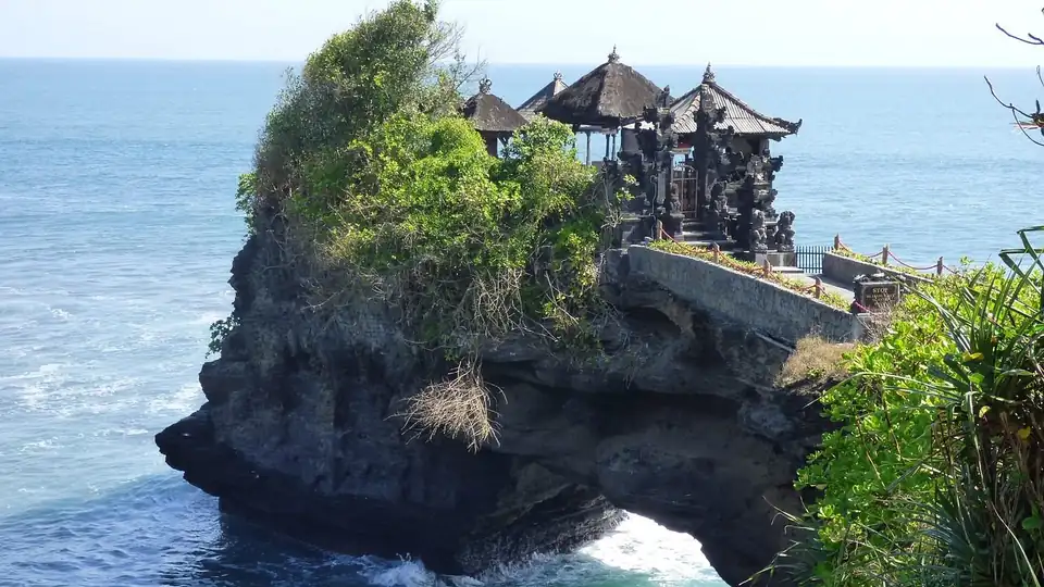 Pura Batu Bolong on its natural stone arch along the clifftop path at Tanah Lot