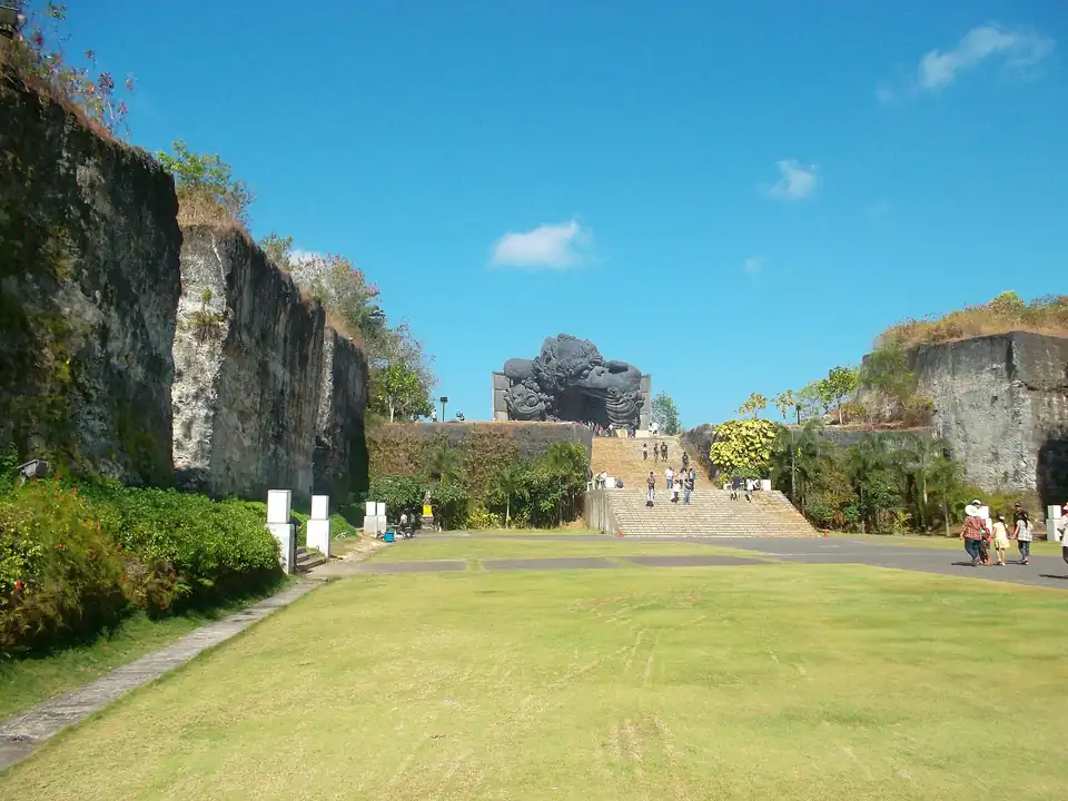 Lawns and cut rock walls in the GWK park