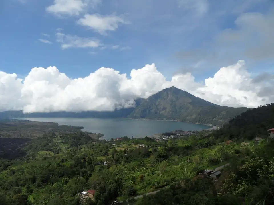 The caldera and lake from the Kintamani rim