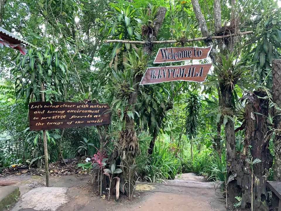 The path sign at the entrance to Banyumala