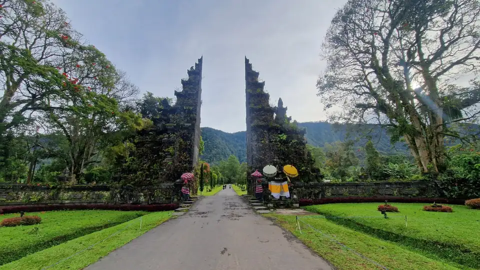The road running through the Handara gate towards the ridge at Pancasari