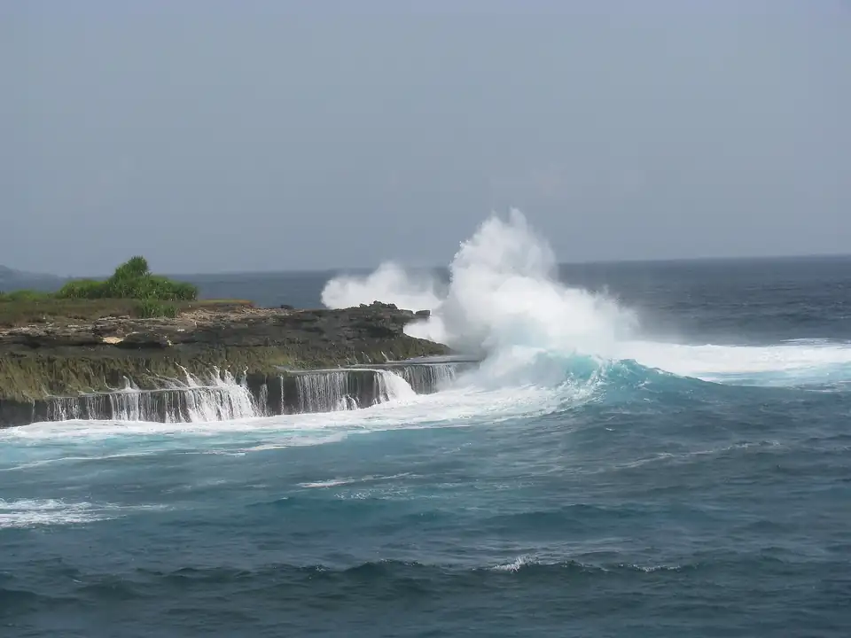 Spray exploding over the rocks at Devil's Tear