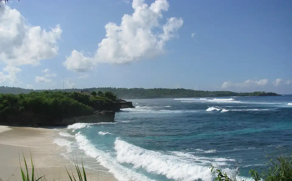 Dream Beach's sand cove between the rocks