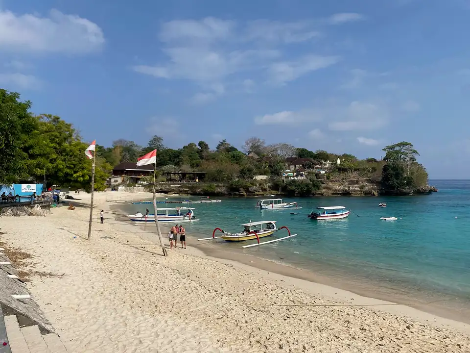 The sand and moored boats at Mushroom Bay