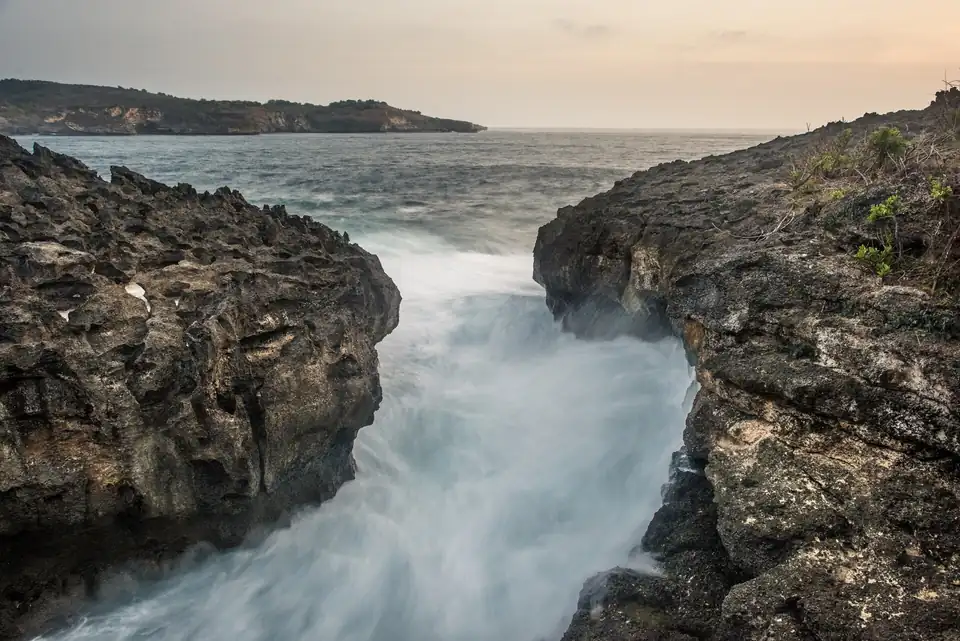 Waves pouring into Angel's Billabong