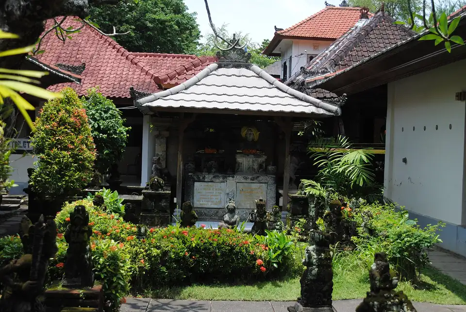 The garden and pavilions of Le Mayeur's house