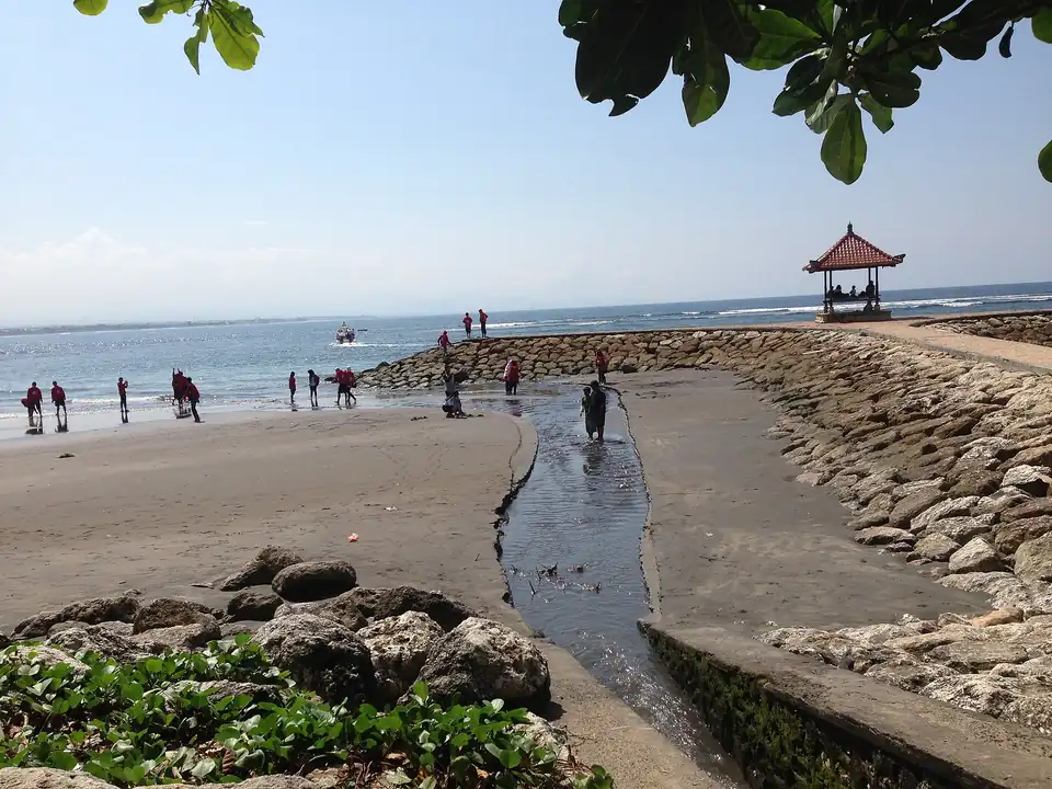 The breakwater and calm water at Sanur