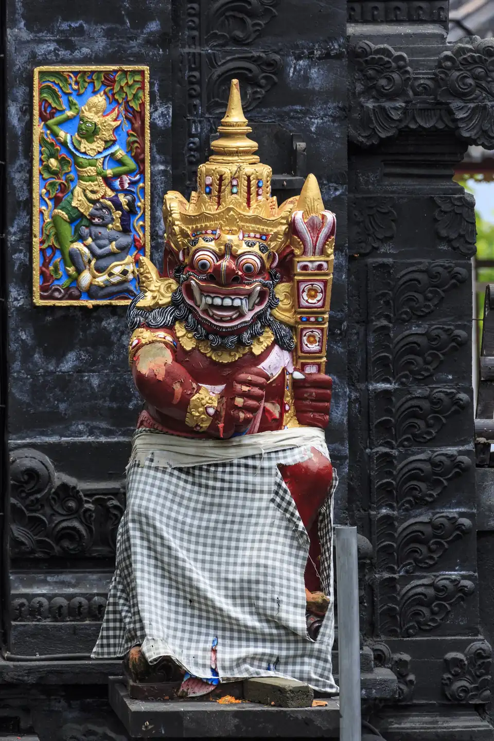 A guardian statue at Pura Batu Belig, the temple on the rock above the beach