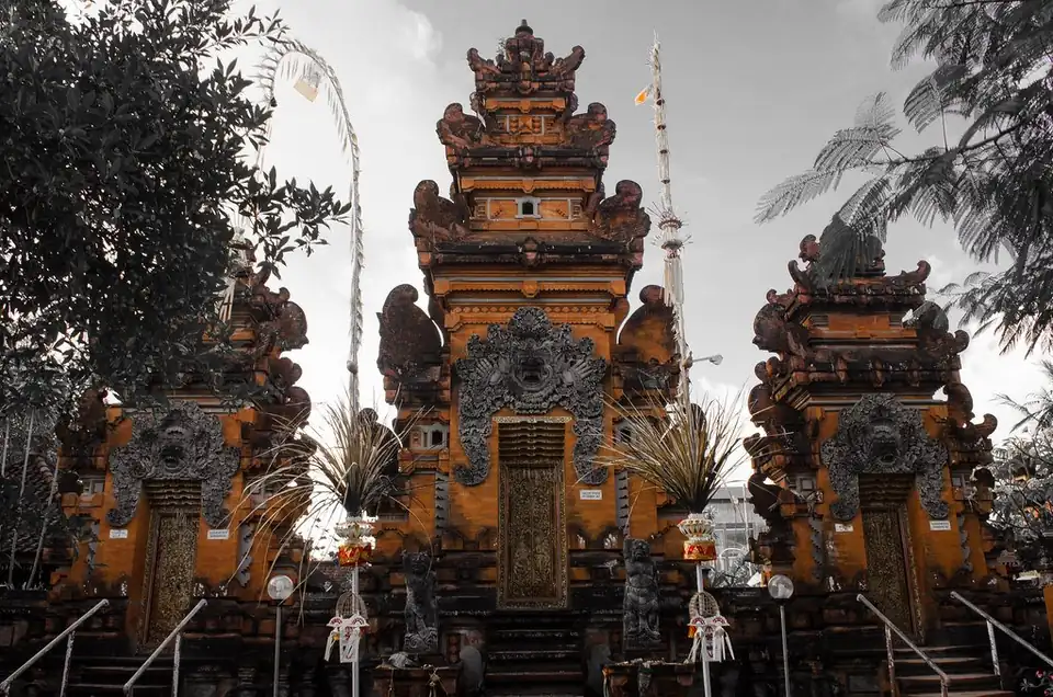 The split gates of Pura Petitenget