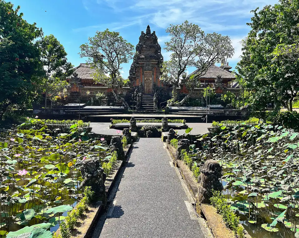 The path between the ponds to the temple gate