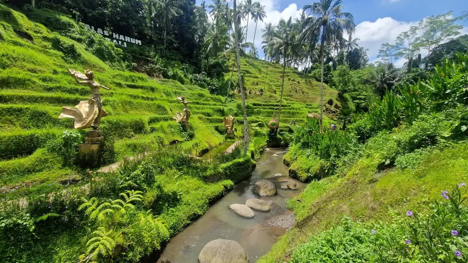 The stream at the foot of the Tegallalang terraces, with statues set among the paddies