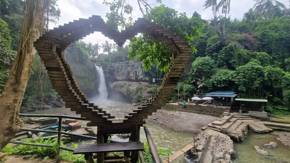 The wooden heart-shaped photo frame above the river at Tegenungan waterfall