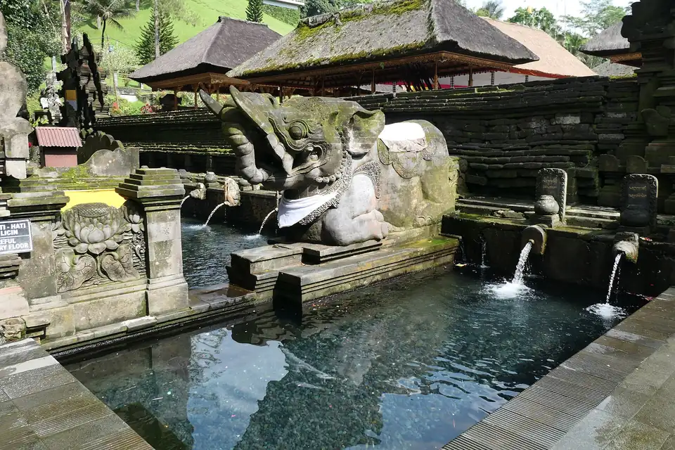 The spouts and pool with an elephant guardian
