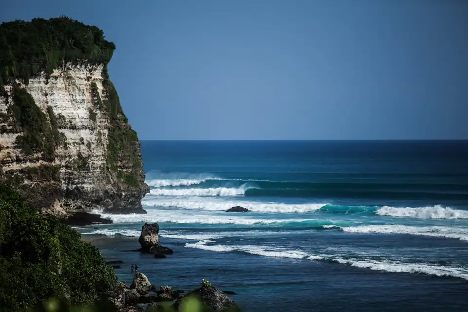 Surf breaking along the Bingin shore