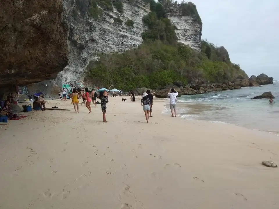 Suluban's sand at the foot of the cliff