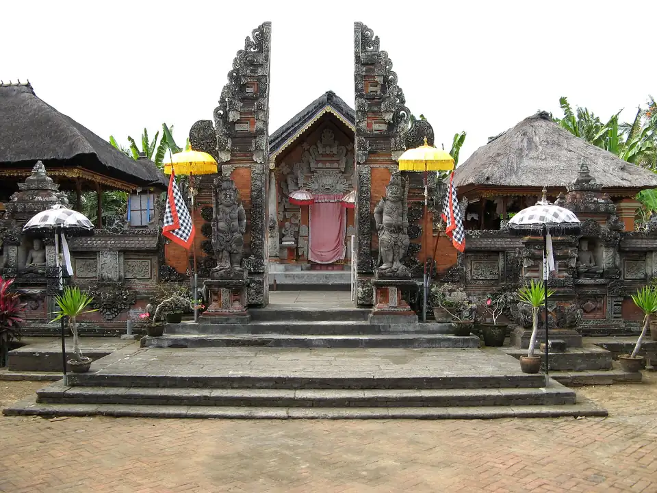 A temple built in the traditional style with a split gate and guardian figures