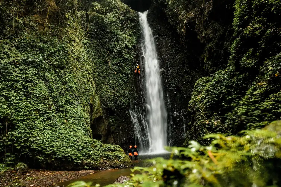 Abseiling beside the Colek Pamor fall in the Gitgit area