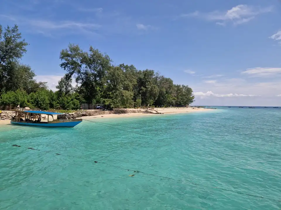 The low sandy shoreline of a Gili island seen from the water