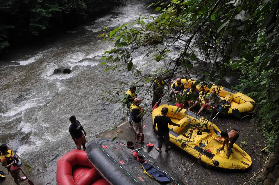 Rafts and paddlers getting ready on the Ayung river