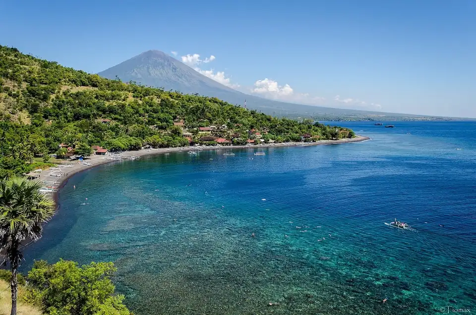 The bay at Amed with Mount Agung rising behind the coast