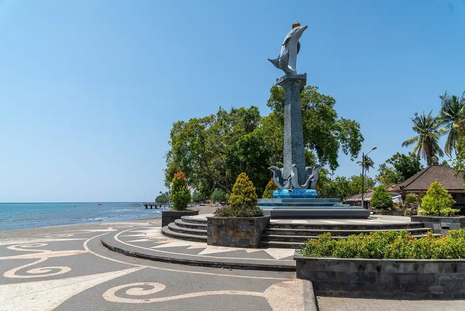 The dolphin statue on the seafront at Lovina