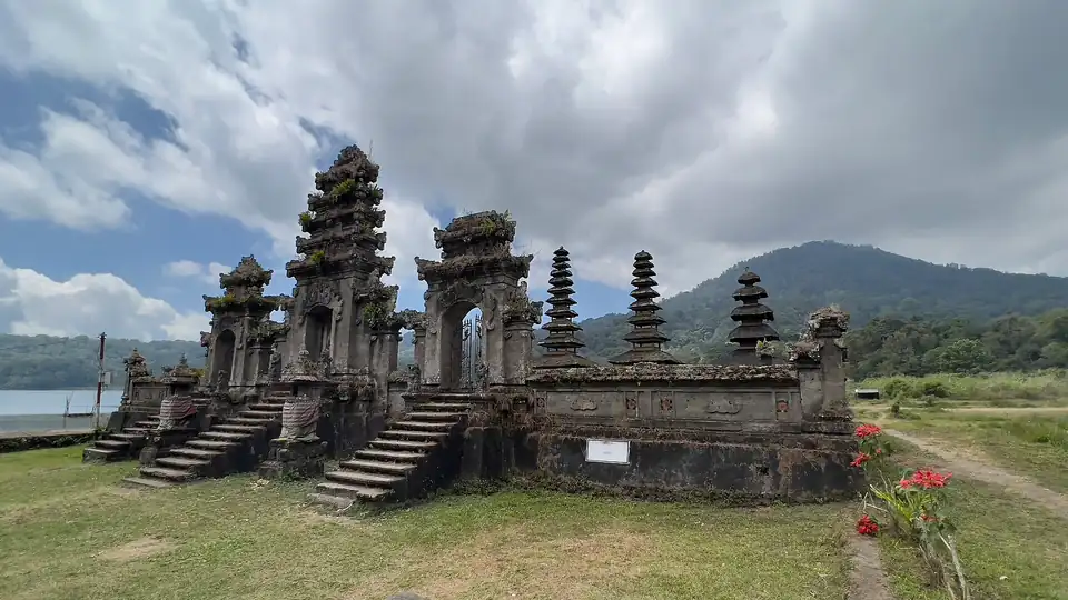 Pura Ulun Danu Tamblingan on the shore of Lake Tamblingan