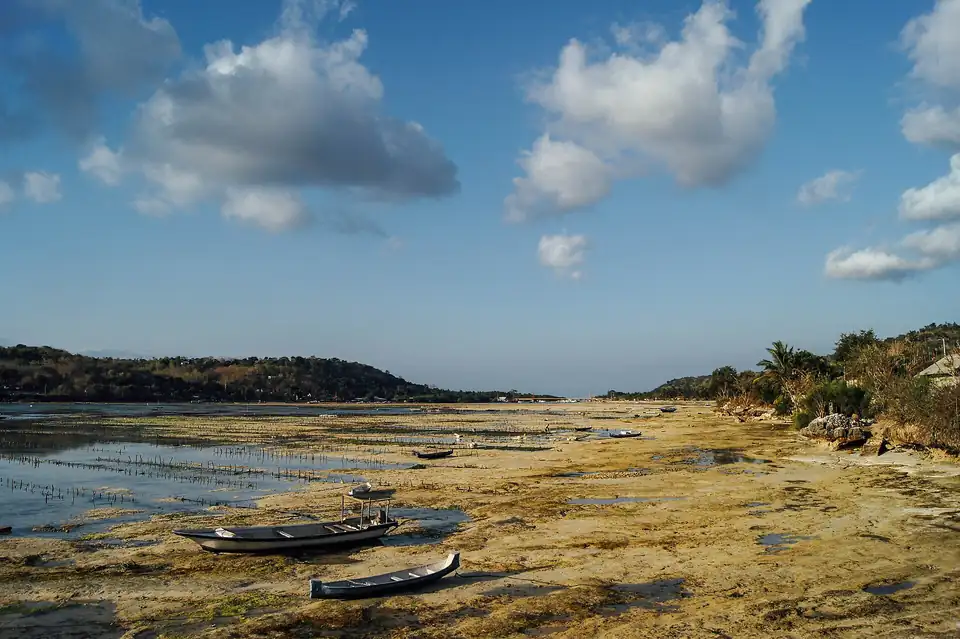 Boats drawn up on the low-tide flats of the Lembongan coast