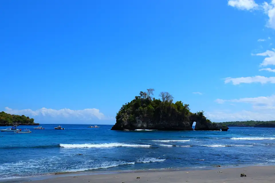 The islet of Batumejinong off Nusa Penida