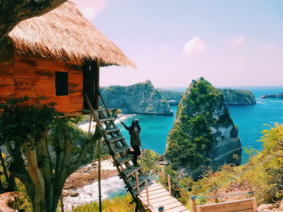 A tree house on the cliff above the east coast of Nusa Penida