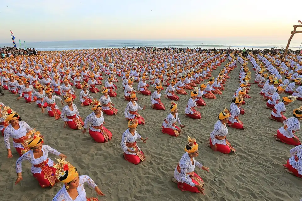 Two thousand dancers performing the tari tenun on Petitenget beach
