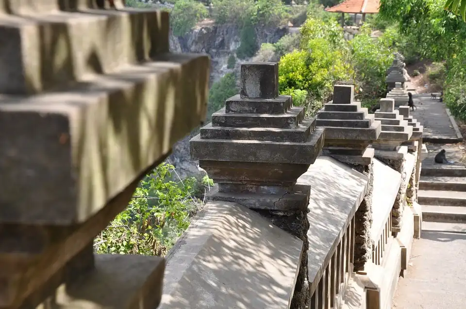 The clifftop pathway that leads to Pura Luhur Uluwatu